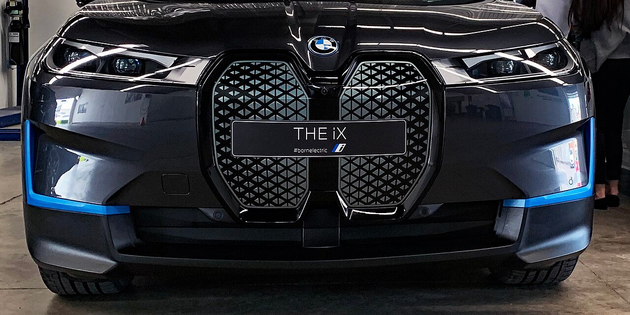 BMW iX xDrive50 — foto