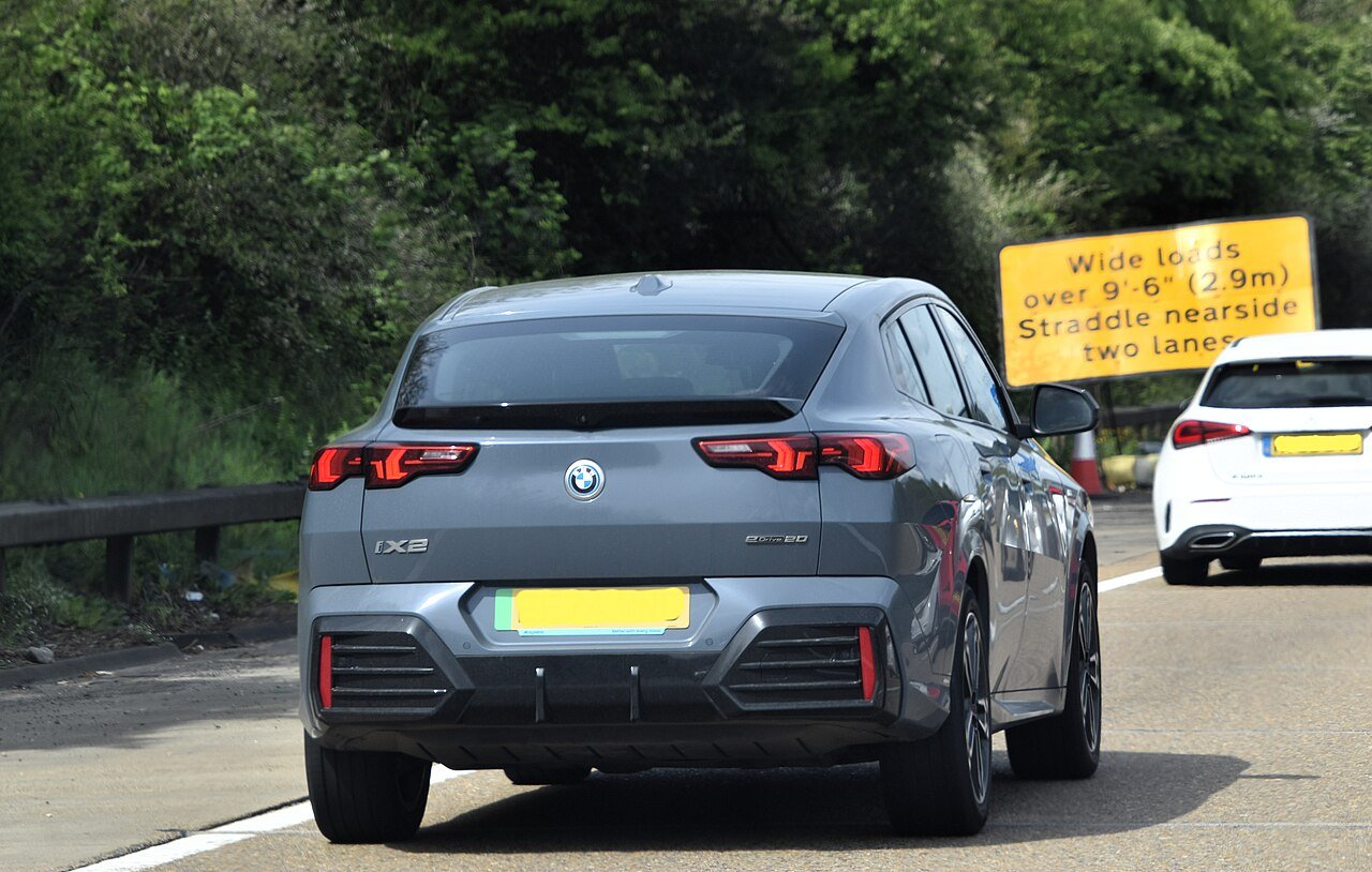 BMW iX2 eDrive20 (MY23-25) — foto