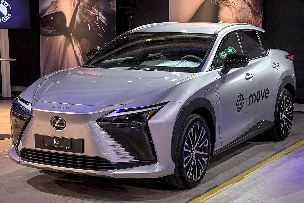 Lexus RZ 300e (MY23-25) — foto