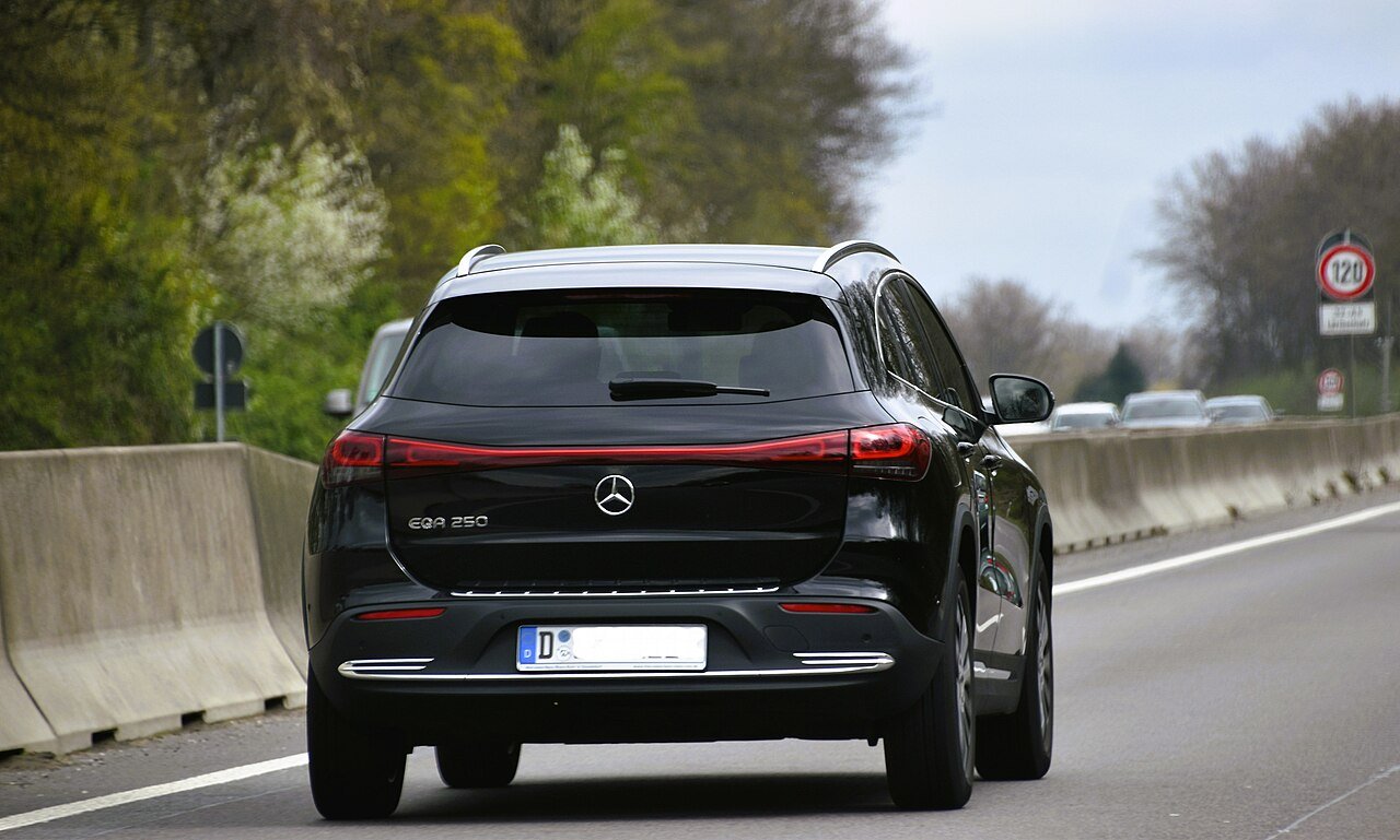 Mercedes-Benz EQA 250+ — foto