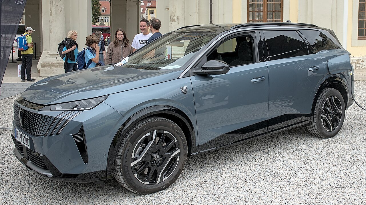 Peugeot e-5008 73 kWh — foto