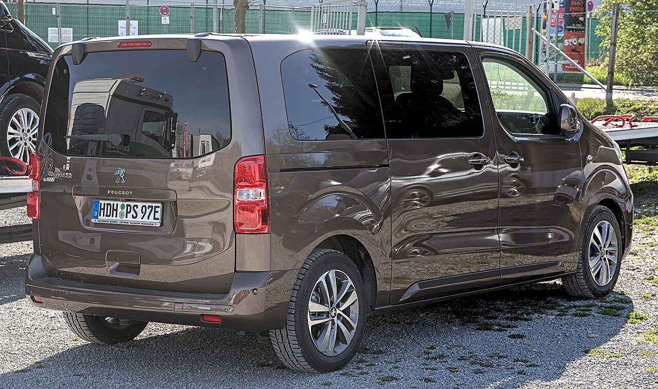 Peugeot e-Traveller L2 50 kWh — foto