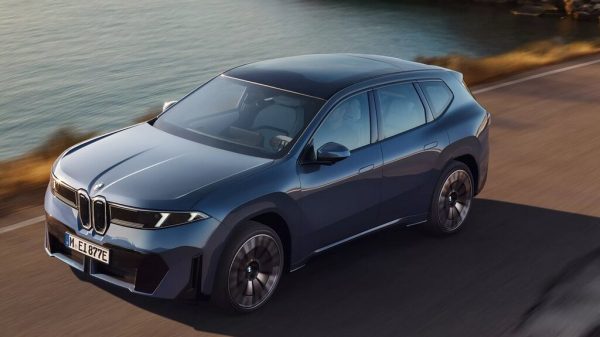 A BMW criou um iX3 só para a China, mais comprido, mais barato e com mais autonomia do que a versão europeia