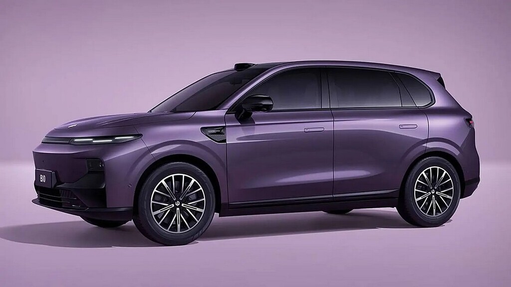 A Leapmotor levou ao Brasil uma versão do B10 que só usa gasolina para gerar eletricidade, não para mover as rodas