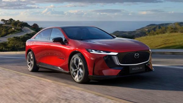 O Mazda 6e vai carregar mais depressa e mais longe, mas a versão mais pequena de bateria vai desaparecer
