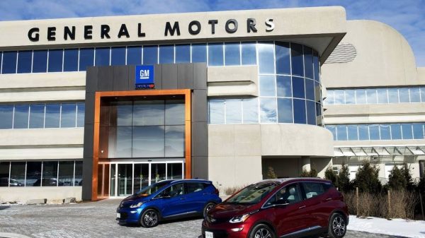 A GM continua a dizer que os elétricos são o "destino final", mesmo depois de sucessivos recuos no calendário
