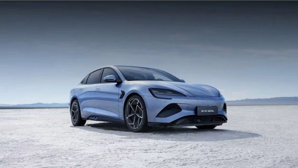 Fabricar sim, importar não: a nova linha de Trump para os carros chineses nos EUA