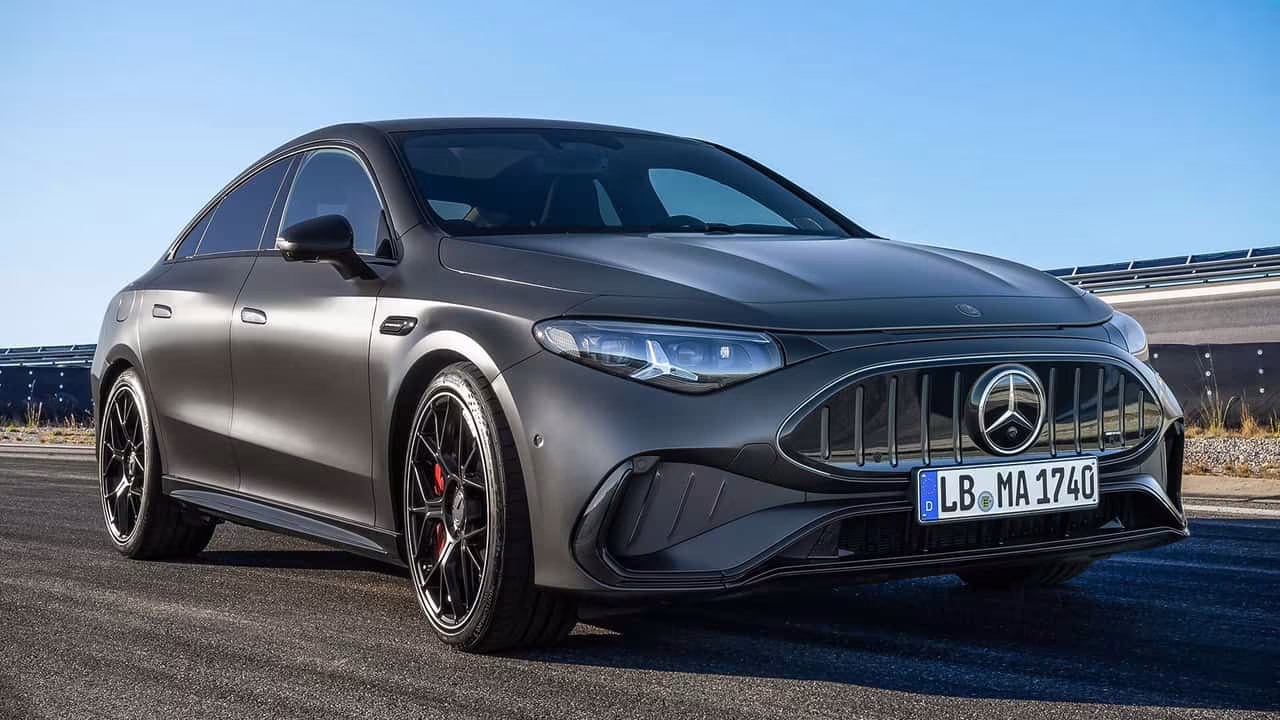 O AMG CLA 45 trocou o motor mais potente do mundo por três motores elétricos, e finge um som que já não existe