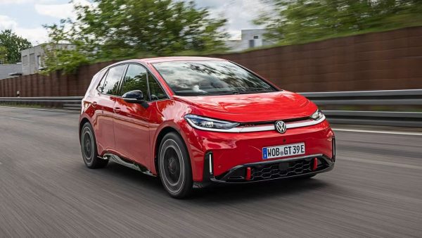 Pela primeira vez, a Volkswagen recebe mais encomendas de elétricos do que de carros a combustão na Alemanha