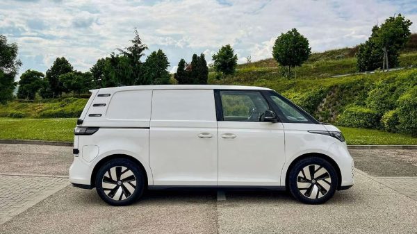 A Volkswagen lança a versão de entre-eixos longo do ID. Buzz Cargo, com mais bateria e mais espaço de carga
