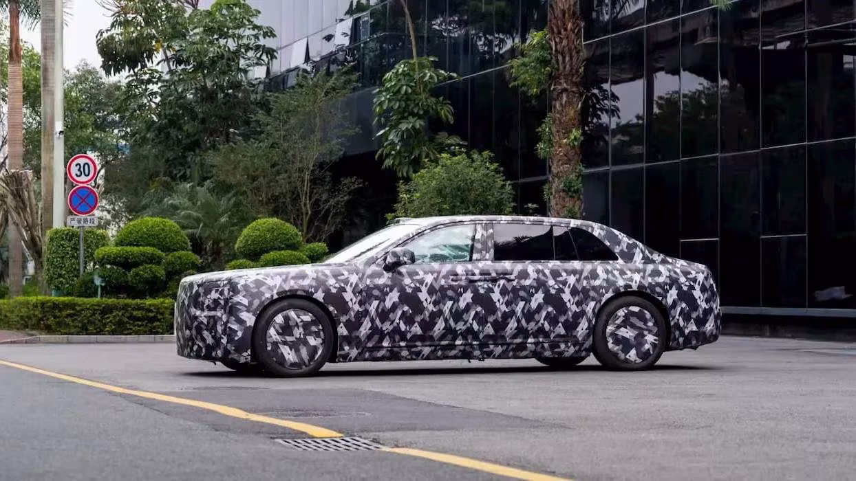 A Yangwang, marca de luxo da BYD, mostra os primeiros teasers de um sedan com portas à Rolls-Royce