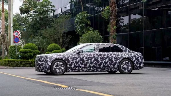 A Yangwang, marca de luxo da BYD, mostra os primeiros teasers de um sedan com portas à Rolls-Royce