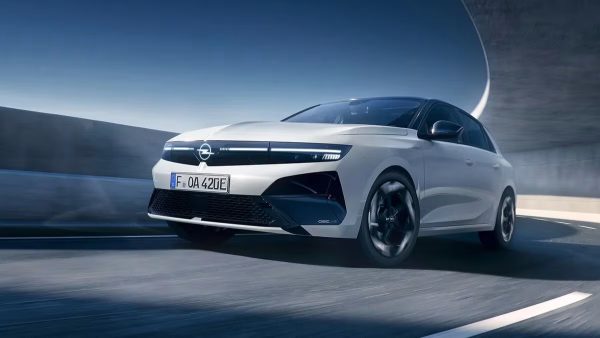 O Astra GSE Line estreia em Paris com estilo desportivo, mas a versão elétrica de 280 cv só chega mais tarde