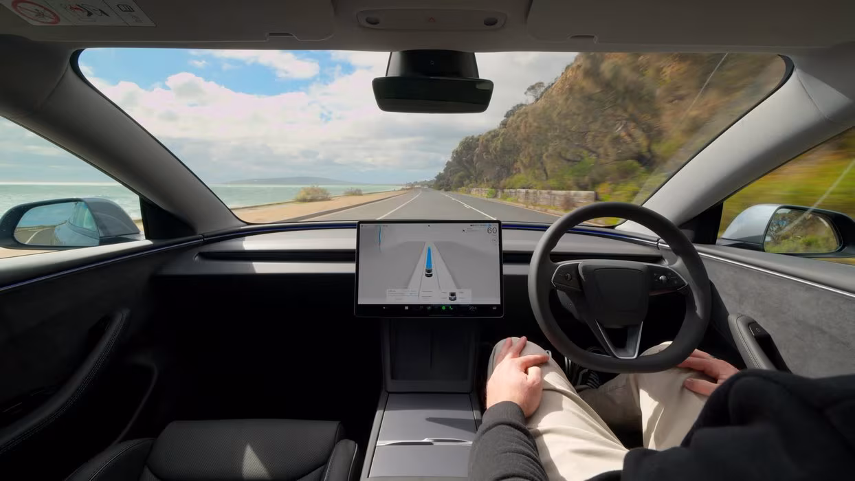 Um estudo belga encontrou excesso de velocidade em mais de metade das zonas de 30 km/h testadas com o Tesla FSD, semanas antes de um voto da UE