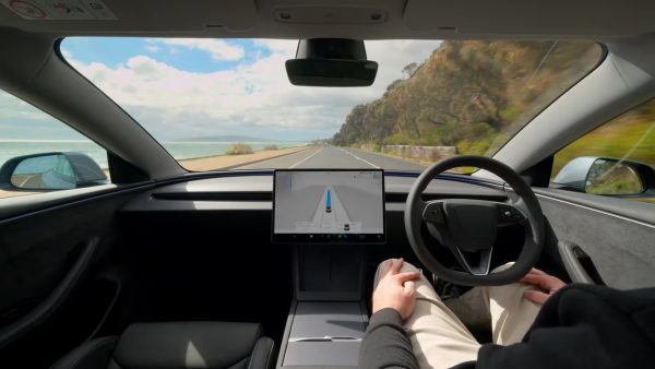 Um estudo belga encontrou excesso de velocidade em mais de metade das zonas de 30 km/h testadas com o Tesla FSD, semanas antes de um voto da UE