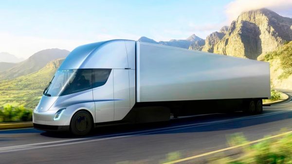 A Tesla entra finalmente em produção de grande volume do Semi, sete anos depois do prometido
