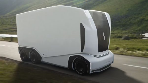 A Lidl e a Einride põem a circular na Alemanha o primeiro camião elétrico sem cabine e sem condutor, mas com um carro a segui-lo