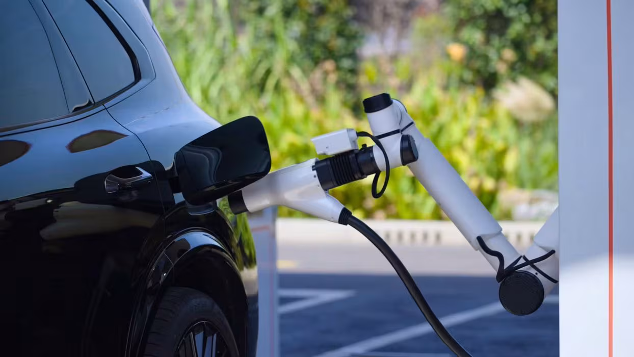 Os carregadores de 2,25 MW da Geely já estão a funcionar em cinco cidades chinesas, enquanto os EUA ainda preparam os 750 kW para 2027
