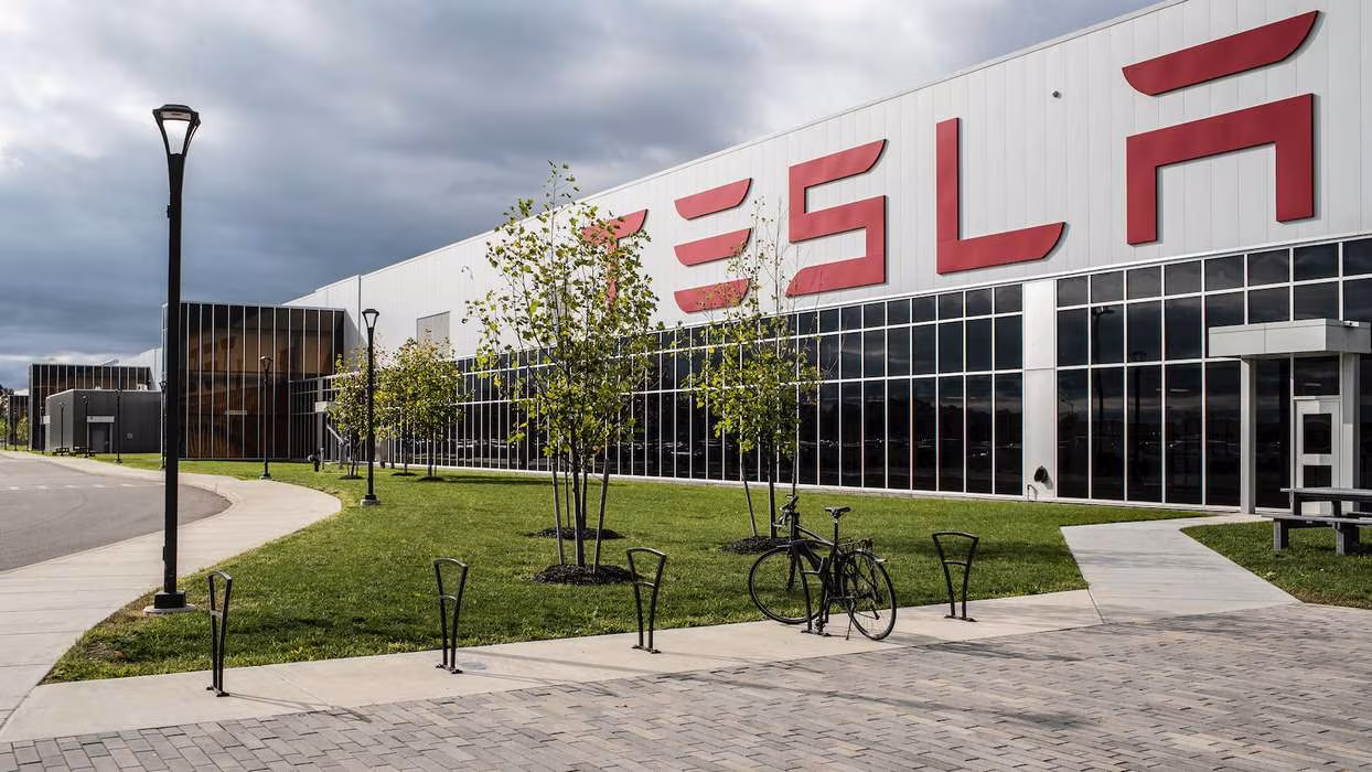 A Tesla garantiu acesso a 30 mil milhões de dólares em crédito, mas ainda não gastou um cêntimo