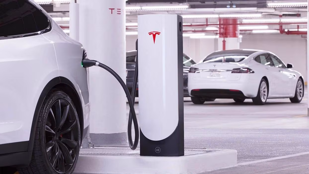 A Tesla lançou uma função para sair de um Supercharger em emergência, mesmo ainda ligado, depois de um tiroteio mortal