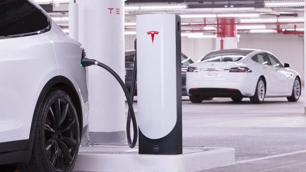 A Tesla lançou uma função para sair de um Supercharger em emergência, mesmo ainda ligado, depois de um tiroteio mortal