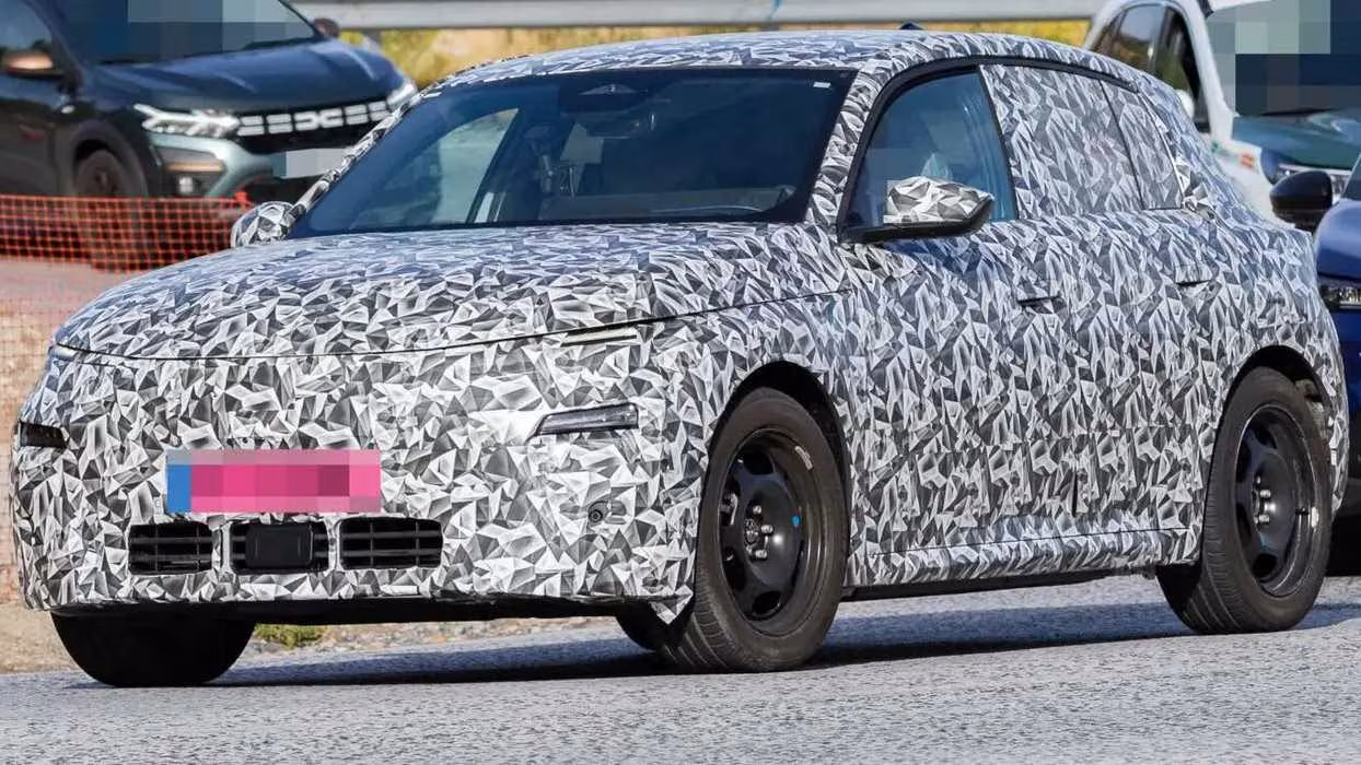 O próximo Peugeot E-208 foi apanhado em testes, e vem com um volante retangular