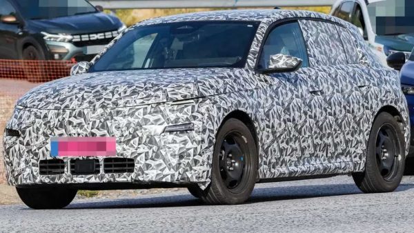 O próximo Peugeot E-208 foi apanhado em testes, e vem com um volante retangular