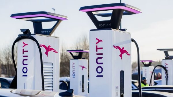 A Ionity instala terminais de cartão em forma de casa de pássaros em 464 estações, mas não diz se Portugal é uma delas