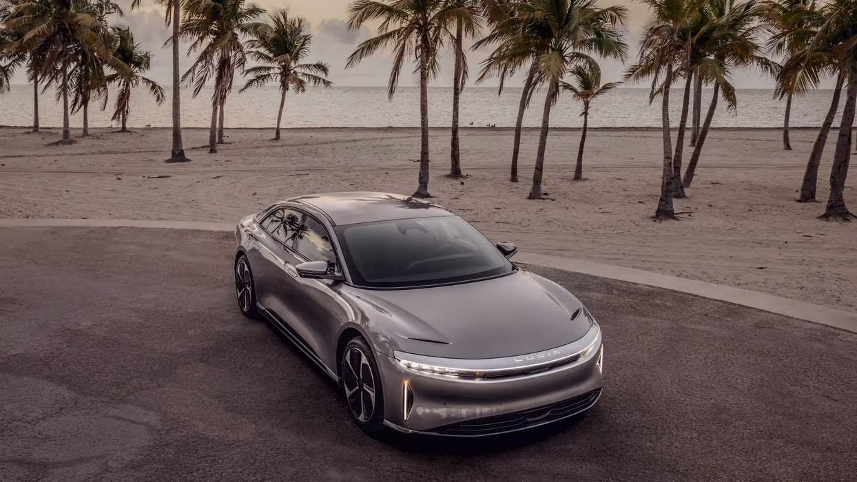 A Lucid entregou 3.806 carros no terceiro trimestre, menos 7%, e produziu apenas 2.954 depois de cortar um turno na fábrica
