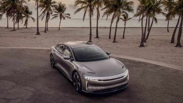 A Lucid entregou 3.806 carros no terceiro trimestre, menos 7%, e produziu apenas 2.954 depois de cortar um turno na fábrica