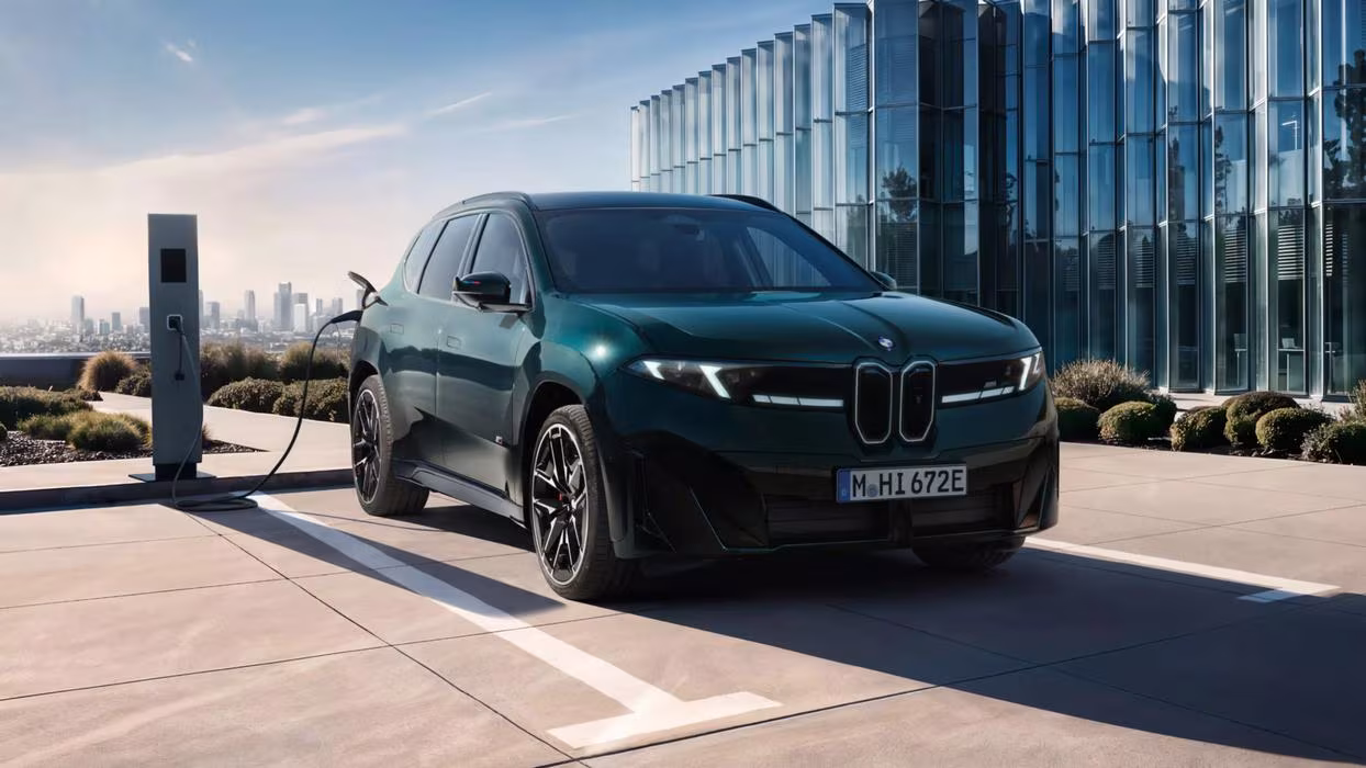 A BMW revelou o iX3 M60 xDrive com 450 kW e 3,9 segundos aos 100 km/h, mas só abre encomendas no fim de janeiro