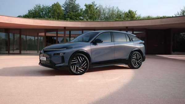 A Lancia revelou o Gamma com três versões elétricas, de 230 a 375 cv, e preços em Itália a partir de 39.900 euros