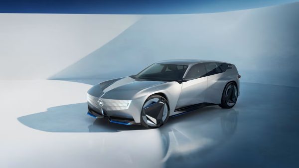 A Opel apresentou em Paris o STX Concept, uma carrinha elétrica de tração integral com mais de 200 km/h anunciados, mas sem dados de bateria nem produção confirmada