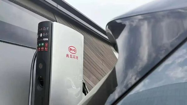 A BYD confirma 3.000 carregadores Flash na Europa até 2027, mas só a Razão Automóvel fala em 50 para Portugal, e as metas para este ano não coincidem