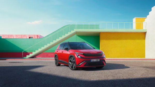 A Škoda revelou o Epiq Sportline em Paris: jantes pretas de 19 polegadas e grelha iluminada na versão mais equipada, mas sem preço nem data para Portugal
