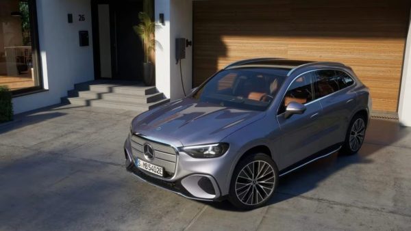 A Mercedes lançou na Alemanha o carregamento bidirecional para particulares, com wallbox a 1.990 euros e bónus de mais de 500 euros por ano, mas ainda não há data para Portugal
