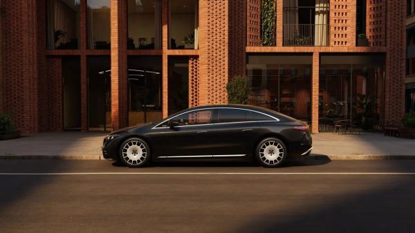 A direção steer-by-wire do Mercedes EQS custa 3.100 euros em Portugal, mais 125 euros do que na Alemanha, e já pode ser encomendada