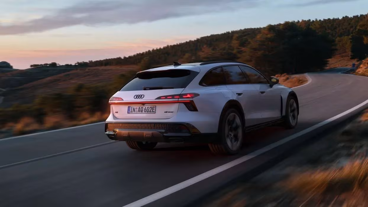 O Audi A6 allroad e-hybrid, o primeiro híbrido plug-in da gama, já está à venda em Portugal desde 84.900 euros, menos 10.200 do que o diesel