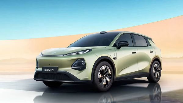 A Changan estreou em Paris o Nevo Q05, um SUV elétrico com autonomia até 450 km, que chega a Espanha e a Itália no início de 2027, mas ainda não há data para Portugal
