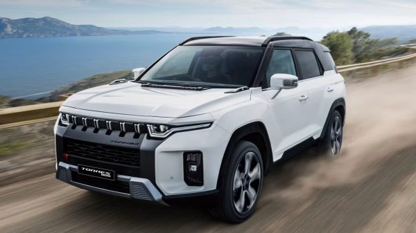 O Jaecoo 8 híbrido plug-in de sete lugares custa 55.900 euros em Portugal, e o KGM Torres HEV 33.990