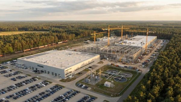A Tesla prepara em Grünheide um segundo pavilhão com mais do dobro da área do atual, segundo a rbb