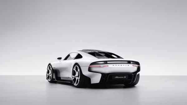 A Porsche mostrou o Mission S, um superdesportivo de motor central acima do 911, e o presidente executivo exclui uma versão elétrica por falta de procura