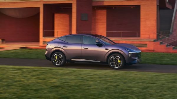 O Xpeng L03 já tem pré-reserva em Portugal, desde 32.700 euros mais IVA, com autonomia combinada até 1.000 km