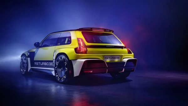 As primeiras entregas do Renault 5 Turbo 3E passam de 2027 para 2028 por causa do programa de personalização, diz a Renault