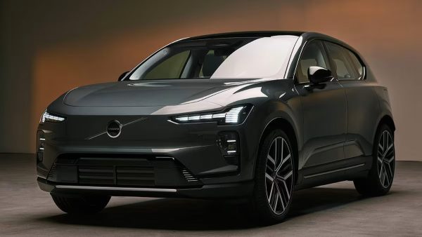 A Volvo teve um prejuízo operacional de 3,7 mil milhões de coroas suecas no terceiro trimestre e vai cortar 2.500 empregos, com o EX60 a produzir abaixo do previsto