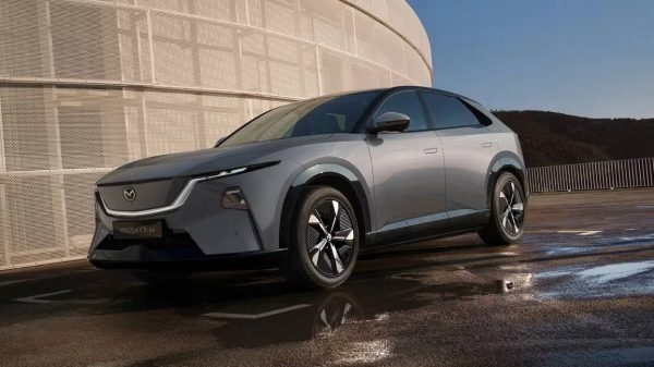 O Mazda CX-6e, SUV elétrico fabricado na China, já está nos concessionários portugueses, a partir de 41.543 euros com campanha e com autonomia até 484 km