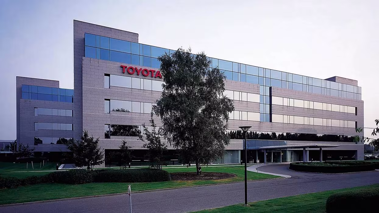 A Toyota apresenta um novo sistema híbrido com motores 1.5 de quatro cilindros e promete poupar mais de 15% de combustível, mas não diz quando chega nem a que modelos