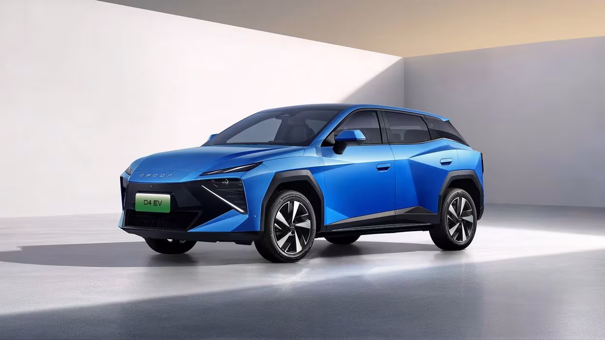 O Omoda 4 elétrico tem 67 kWh e mais de 450 km de autonomia, e o modelo chega a Portugal em 2027, ainda sem preço