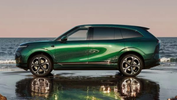 A Xpeng revelou o G9L, o SUV de 577 cavalos que promete 450 km de autonomia em 9 minutos de carga, e já lhe chama modelo global