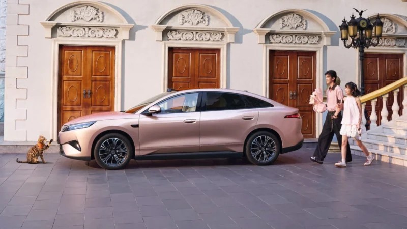 A BYD lançou o Qin Max, um sedan do tamanho de um Tesla Model 3 a metade do preço, e a razão por trás disto conta uma história maior